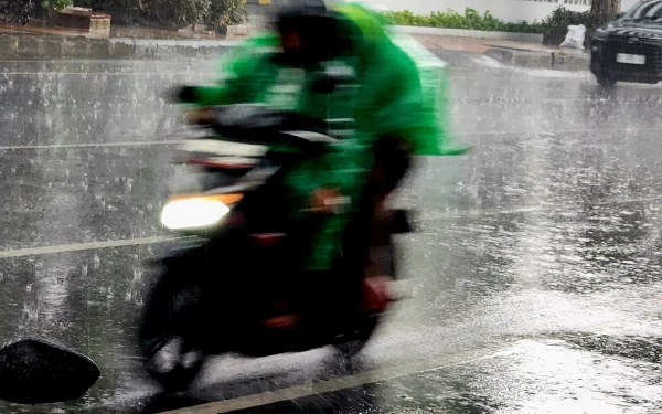 Thumbnail Berita - Kota Surabaya dan Blitar Diprediksi Hujan Ringan Hari Ini! Cek Daerahmu Sekarang