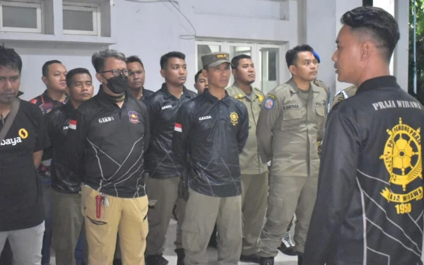 Thumbnail Berita - Pengawasan Ramadan, Satpol PP Surabaya Sita Teko Plastik Berisi Mihol di Dua Restoran