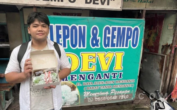 Thumbnail Berita - Manis Legit Klepon dan Gempo Devi, Jajanan Pasar Legendaris di Barat Pasar Menganti
