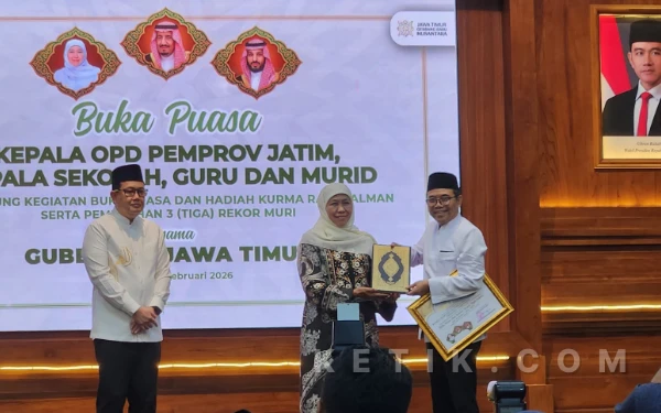 Thumbnail Berita - Kepala Kemenag Jatim Akhmad Sruji Bahtiar Dapat Mushaf Esklusif dari Raja Salman