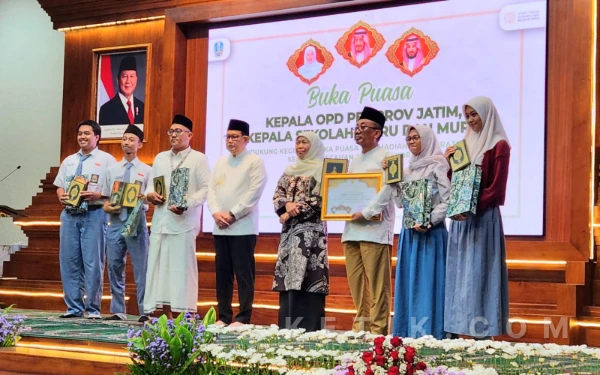 Thumbnail Berita - Apresiasi Usai Suksesi Bukber Akbar Jatim, SMKN 1 Surabaya Terima Mushaf dari Raja Salman