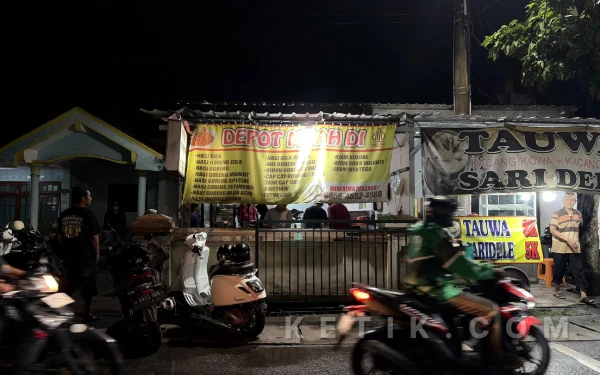 Thumbnail Berita - Sudah Coba? Nasi Gila Mbah Di, Kuliner 12 Ribuan yang Menghidupi Malam Mahasiswa Rungkut Sejak 2004