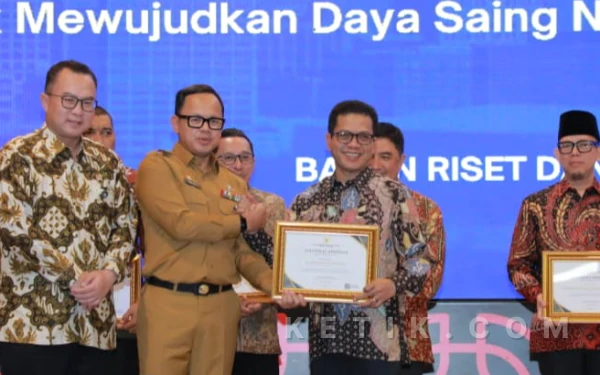 Thumbnail Berita - Dinilai Berhasil Perkuat Inovasi Daerah, Bupati Bandung Raih Penghargaan BRIN