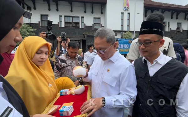 Thumbnail Berita - Menko Zulhas Tinjau Distribusi MBG Kering di SMAN 3 Malang, Standar Gizi Tetap Jadi Prioritas