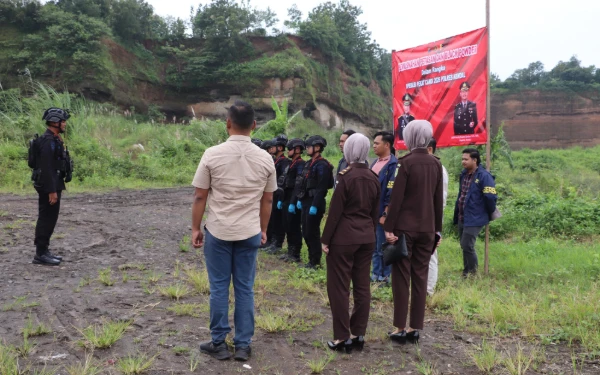 Thumbnail Berita - Polres Kendal Ledakkan Ratusan Ons Bahan Petasan di Tambang Galian C Kaliwungu