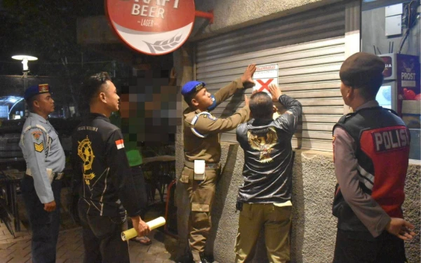 Thumbnail Berita - Sapu Bersih! Tim Satpol PP Kota Surabaya Bongkar Trik Penjualan Miras Berkedok Teko Plastik