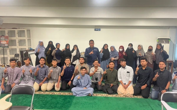 Thumbnail Berita - Kesibukan Remas Al Falah Saat Buka Puasa! Dari Bungkus Kurma, Atur Antrean Hingga Layani 1.000 Jemaah