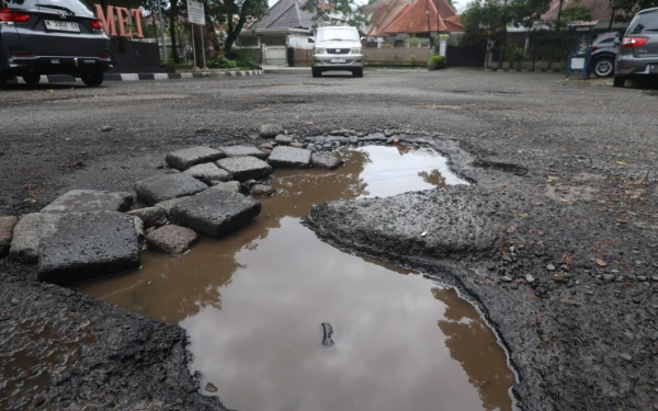 Thumbnail Berita - Banyak Jalan Rusak di Kota Malang, Warga Berharap Segera Dilakukan Perbaikan