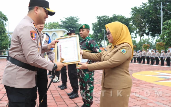 Thumbnail Berita - Kades Muda Gresik Aida Raih Penghargaan Usai Bantu Polisi Ungkap Curanmor