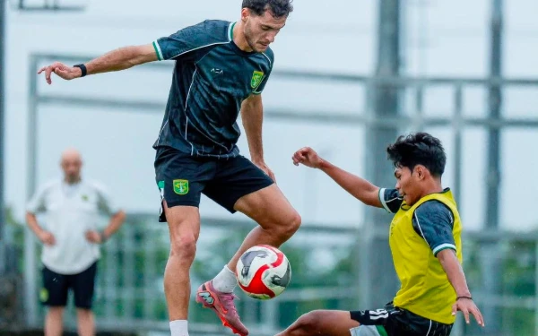 Thumbnail Berita - Bernardo Tavares Perbaiki Pertahanan Persebaya Jelang Lawan PSM