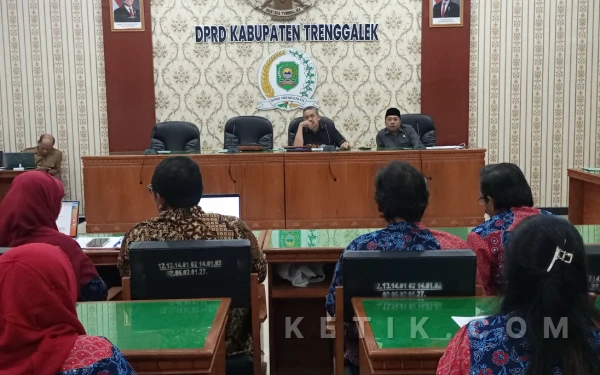 Thumbnail Berita - Susah Urus Perizinan, Ikatan Apoteker Indonesia Cabang Trenggalek Curhat ke Dewan