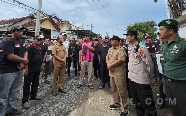 Thumbnail Berita - Ratusan Warga Rejotangan Geruduk Kantor Kecamatan, Tuntut Solusi Jalan Rusak