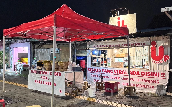 Foto Stan tahu gejrot cobek yang merupakan menu baru di “Up To Date” terlihat didepan gerai untuk menarik pengunjung di Mojokerto pada Rabu, 25 Februari 2026. (Foto: Dina Elwarda/ketik.com)