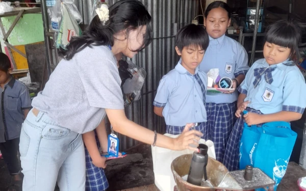 Thumbnail Berita - Seru! Siswa SD Kristen Shining Star Malang Belajar Matematika di Toko Kelontong, Timbang Buku Hingga Bekal