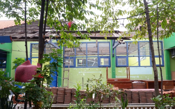 Thumbnail Berita - SMPN 1 Gedangan Sidoarjo Ambruk, Bupati Subandi Perintahkan Perbaikan Cepat