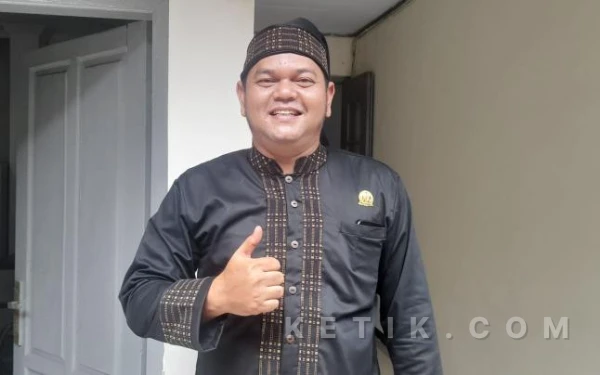 Thumbnail Berita - Anggota DPRD Lebak Regen Abdul Aris Ungkap Kisah Hidup Penuh Keterbatasan dalam Tulisan “Lahir Tanpa Pegangan”