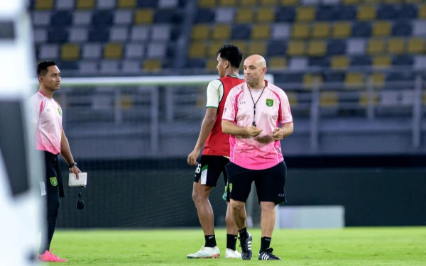 Thumbnail Berita - Daftar Susunan Pemain Persebaya vs PSM, Alfan Suaib Kembali Jadi Ujung Tombak