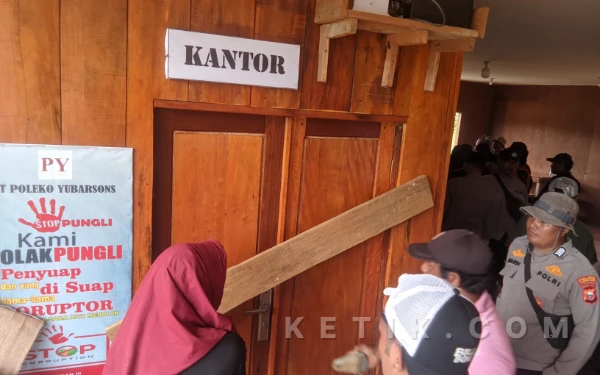 Thumbnail Berita - Warga Obi Segel Kantor PT Poleko Yubarsons, Tuntut Tanggung Jawab Kerusakan Hutan