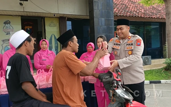 Thumbnail Berita - Dikira Razia, Pengendara Justru Dapat Takjil dari Polsek-Bhayangkari Gresik Kota