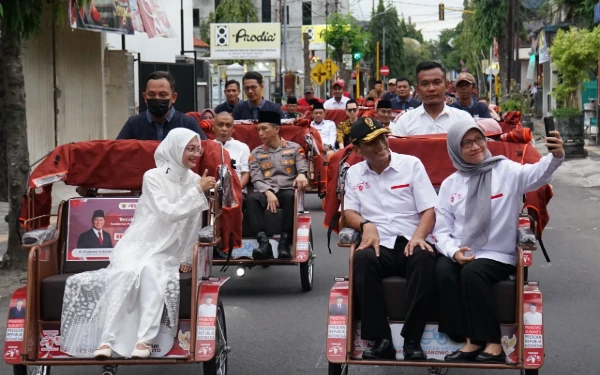Thumbnail Berita - Dukung Kediri City Tourism, Mbak Wali Serahkan 200 Becak Listrik Bantuan Presiden Prabowo