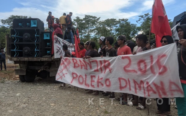 Thumbnail Berita - Kantor PT Poleko Yubarsons Digeruduk, Luka Banjir 2016 di Obi Kembali Menganga