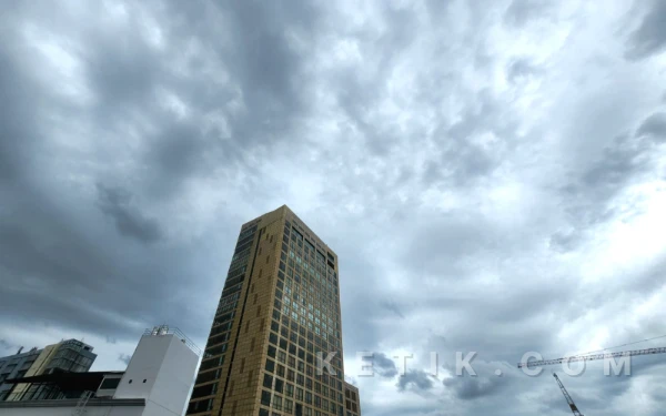 Thumbnail Berita - Cuaca Kamis 26 Februari 2026, Jakarta Berawan Sementara Makassar Cerah Berawan