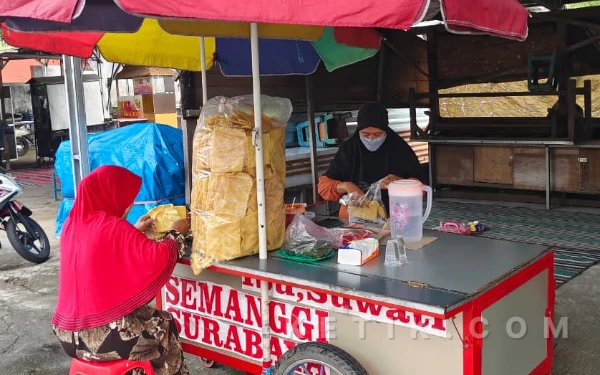 Thumbnail Berita - Di Tengah Himpitan Lahan Sewa, Semanggi Otentik Bu Suwati Bertahan di Alas Malang