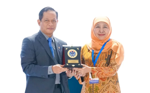 Thumbnail Berita - Terima Penghargaan Lingkungan Hidup! Gubernur Jatim Tegaskan Pengelolaan Sampah Tak Sekadar Teknis Kebersihan