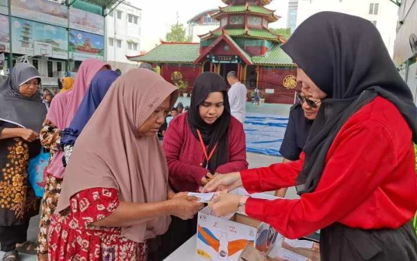 Thumbnail Berita - Masjid Cheng Hoo Surabaya Bagikan Nasi Kotak dan Salurkan Zakat Mal