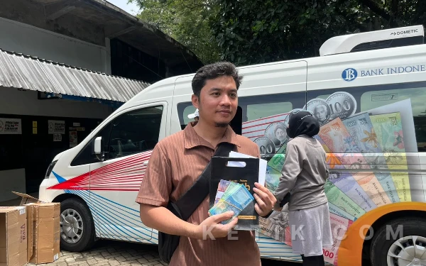 Thumbnail Berita - Antuasiasme Tinggi! Ratusan Warga Serbu Penukaran Uang Baru di Velodrome Kota Malang