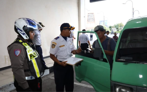 Thumbnail Berita - 2 Hari Gelar Pemeriksaan, Dishub Surabaya Temukan Puluhan Angkot Langgar Aturan