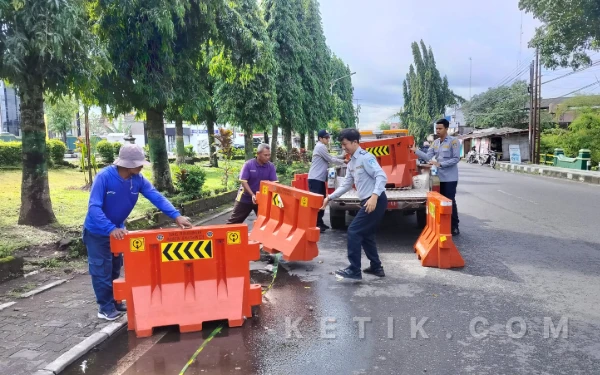 Thumbnail Berita - Tak Lagi Bisa Parkir Sembarangan, Simpang Jalan Eks PJKA Sleman Kini Dipasangi Water Barrier