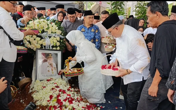 Thumbnail Berita - Tangis Haru Iringi Pemakaman Alex Noerdin di TPU Kebun Bunga