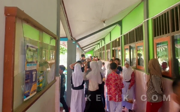 Thumbnail Berita - Distribusi MBG di SDN 5 Krajankulon Terlambat, Orang Tua Siswa Mengeluh Menunggu Berjam-jam