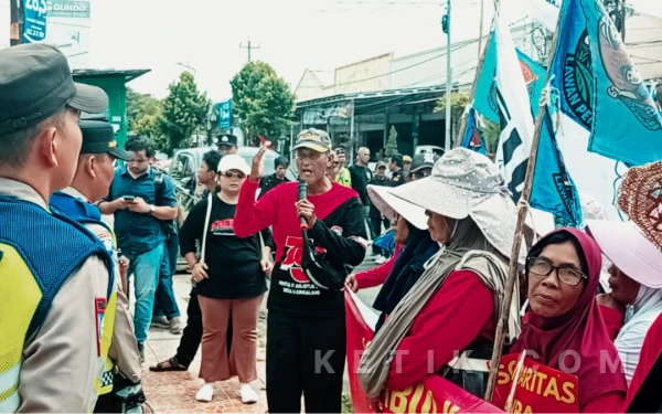 Thumbnail Berita - Petani dan Nelayan Kampung Laut Geruduk BPN Cilacap, Tuntut Tanah Timbul yang Diklaim Lapas Nusakambangan