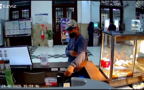 Thumbnail Berita - Viral Ponsel Pedagang Ayam di Stasiun Gubeng Lama Digondol Maling, Korban Sempat Curiga