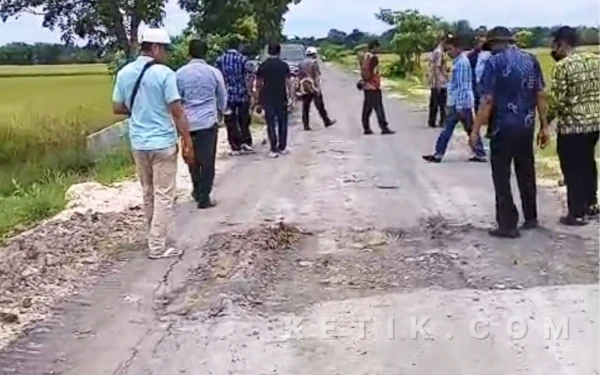 Thumbnail Berita - Inspektorat Turun Tangan, Proyek BKKD Jalan Aspal Ngampal Sumberrejo Bojonegoro Terancam Audit Total