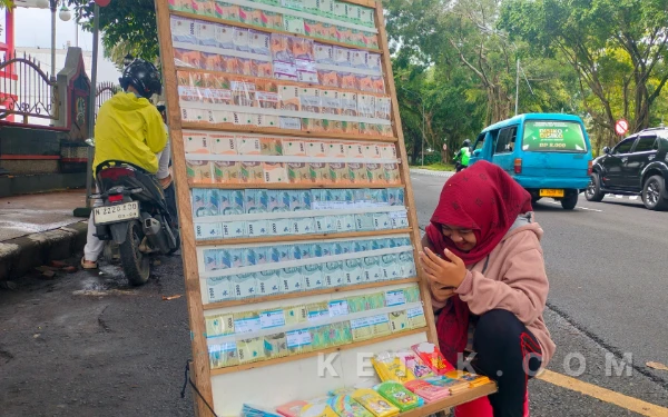 Thumbnail Berita - Menjaga Kepercayaan Pelanggan, Jasa Tukar Uang Pinggir Jalan di Kota Malag Bertahan Tiap Ramadan