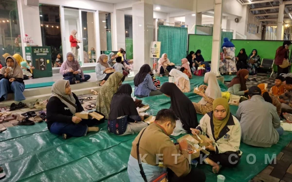 Thumbnail Berita - Buka Puasa di Masjid Al-Falah, Sediakan Makanan Hingga 1.000 Porsi per Hari