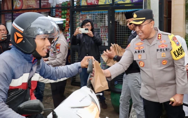 Thumbnail Berita - Polres Batu Bersama Awak Media Bagikan Ratusan Takjil kepada Pengendara