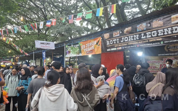 Thumbnail Berita - Antusiasme Tak Surut, Pengunjung Padati Pasar Takjil Sawojajar di Pekan Kedua Ramadan