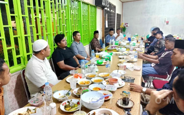 Thumbnail Berita - Bukber Wartawan Pasbar Jadi Ajang Sampaikan Aspirasi ke Diskominfo
