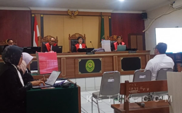 Thumbnail Berita - Kesaksian Janggal Eks Pengawas Pemilu: Antara 'Kecolongan' dan Pesan 'Bantu Bupati'