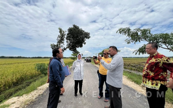 Thumbnail Berita - Wabup Bojonegoro Nurul Azizah Sidak Proyek Jalan BKKD Desa Ngampal, Pastikan Kualitas Sesuai Standar