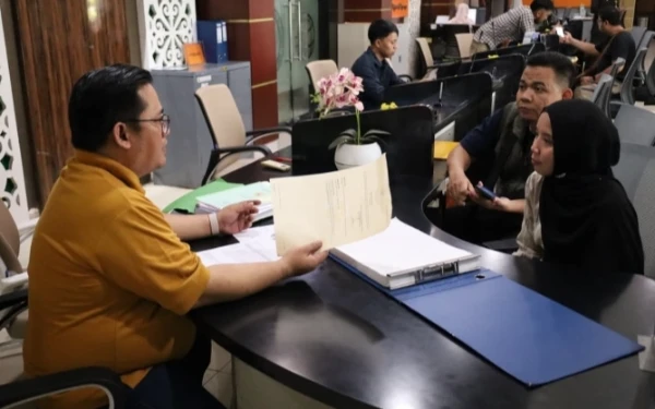 Thumbnail Berita - Manfaatkan Pelataran, Warga Ambil Produk Hasil Roya Tak Perlu Tunggu Hari Kerja