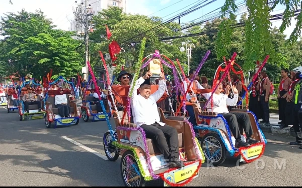 Thumbnail Berita - Kirab Adipura dengan Becak Listrik Prabowo Jadi Kado Manis HUT Ke-52 Pemkab Gresik