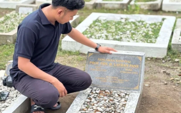 Thumbnail Berita - Momentum Milad HMI, Kader Komisariat Lancaran Ziarah ke Makam Lafran Pane di Yogyakarta