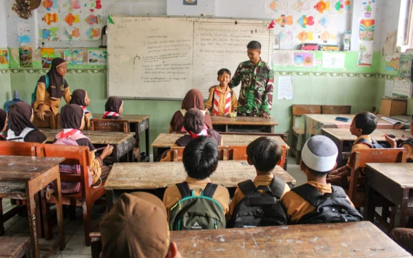 Thumbnail Berita - Satgas TMMD ke-127 Kodim Kediri Tanamkan Wawasan Kebangsaan kepada Siswa MI Al-Munir