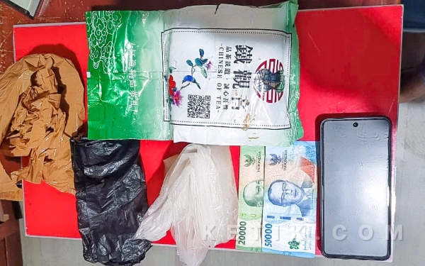 Foto Barang bukti milik Zikry warga Jorongkoto Lamo, Kelurahan Sungai Kambut, Kecamatan Pulau Punjung, Kabupaten Dharmasraya yang diringkus Unit I Satres Narkoba Polres Labuhanbatu. (FOTO : Seksi Humas Polres Labuhanbatu for Ketik.com)