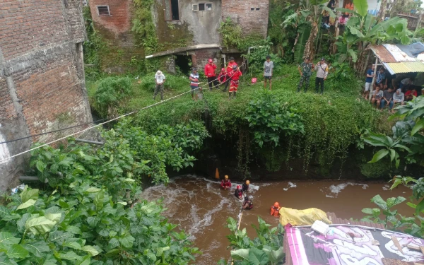 Thumbnail Berita - Bocah 6 Tahun Hanyut di Sungai Kasin Kota Malang, Tim SAR Gabungan Lakukan Pencarian